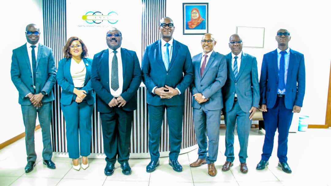 Picha ya pamoja ya menejimenti ya CMSA na Makamu wa Rais wa Benki ya Maendeleo ya Afrika AfDB Solomon Quaynor alitembelea ofisi za CMSA na kufanya mazungumzo na Afisa Mtendaji Mkuu wa CMSA